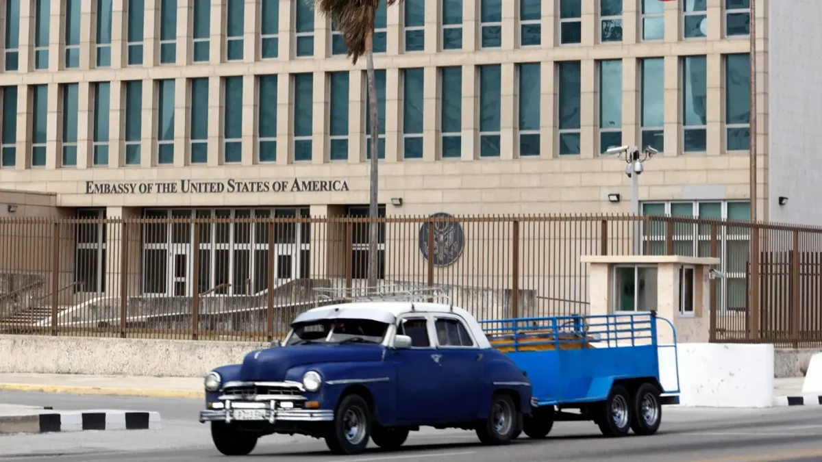 Un vehículo transita frente al edificio de la Embajada de Estados Unidos en Cuba este 20 de abril de 2026, en La Habana (Cuba).