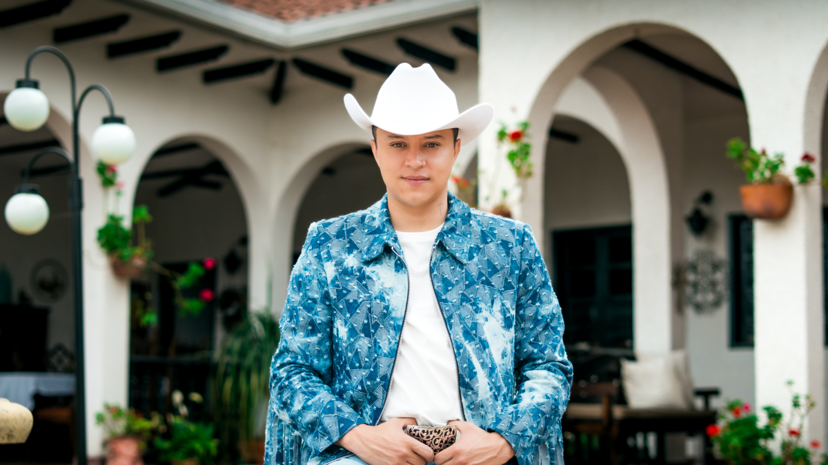 Jhon De la Torre, cantante regional mexicano, con tema disponible en plataformas digitales.