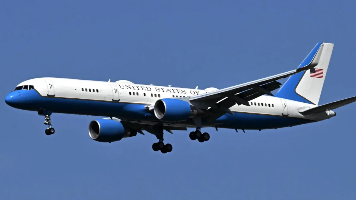 Un avión del gobierno estadounidense se prepara para aterrizar en la base aérea de Nur Khan en Rawalpindi, Pakistán, el 20 de abril de 2026.