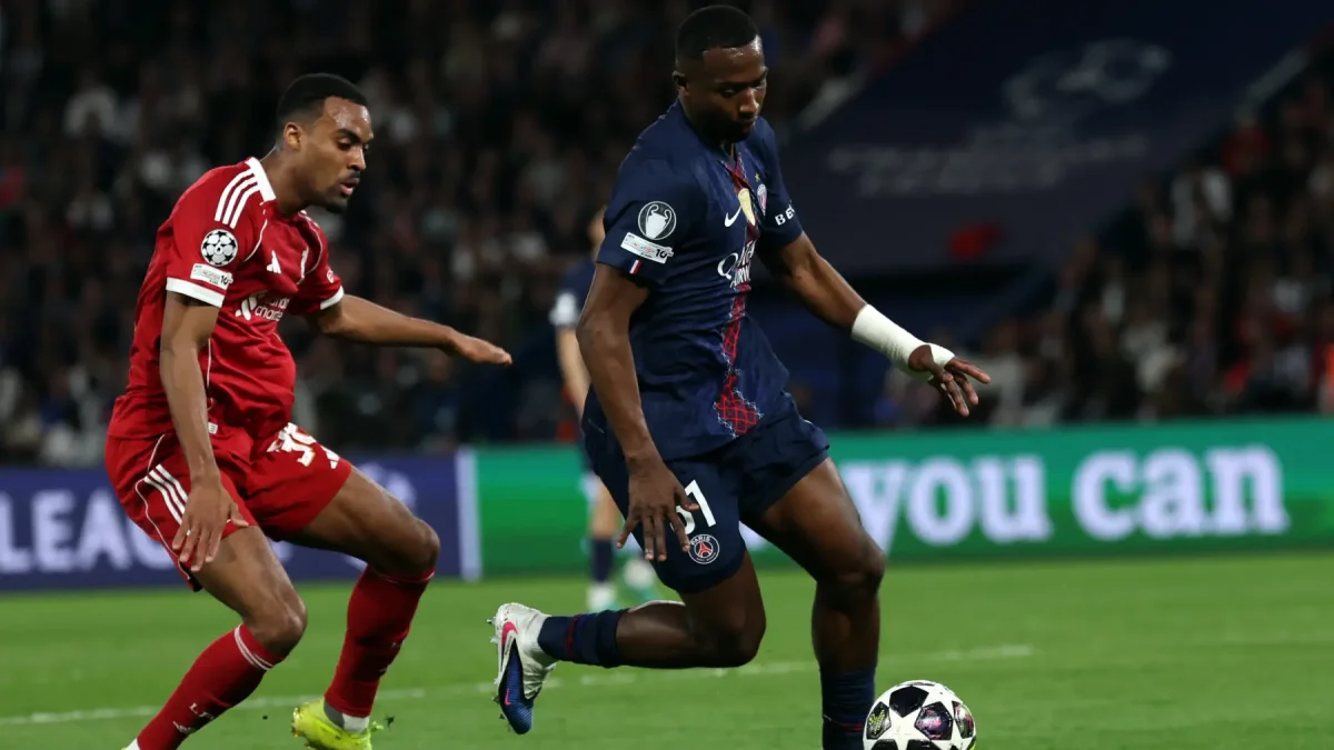 Willian Pacho (d) con el PSG buscan revalidar la corona de la Champions League.