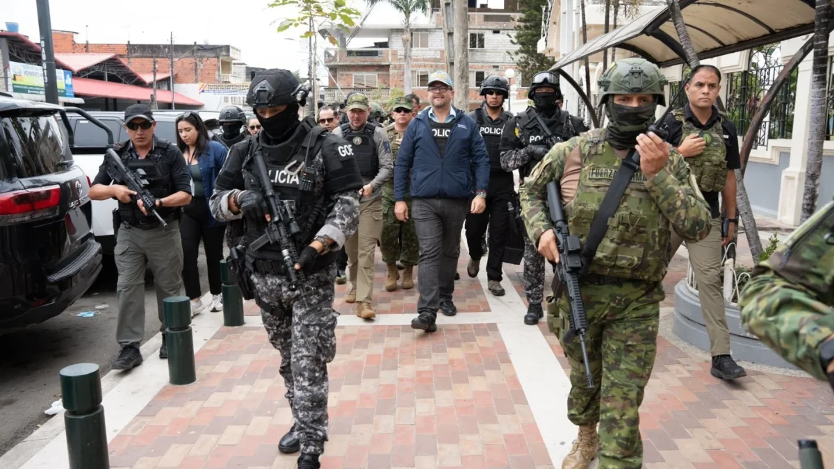 Ecuador amplía toque de queda en 2026, según John Reimberg, para atacar economías criminales en Pichincha.