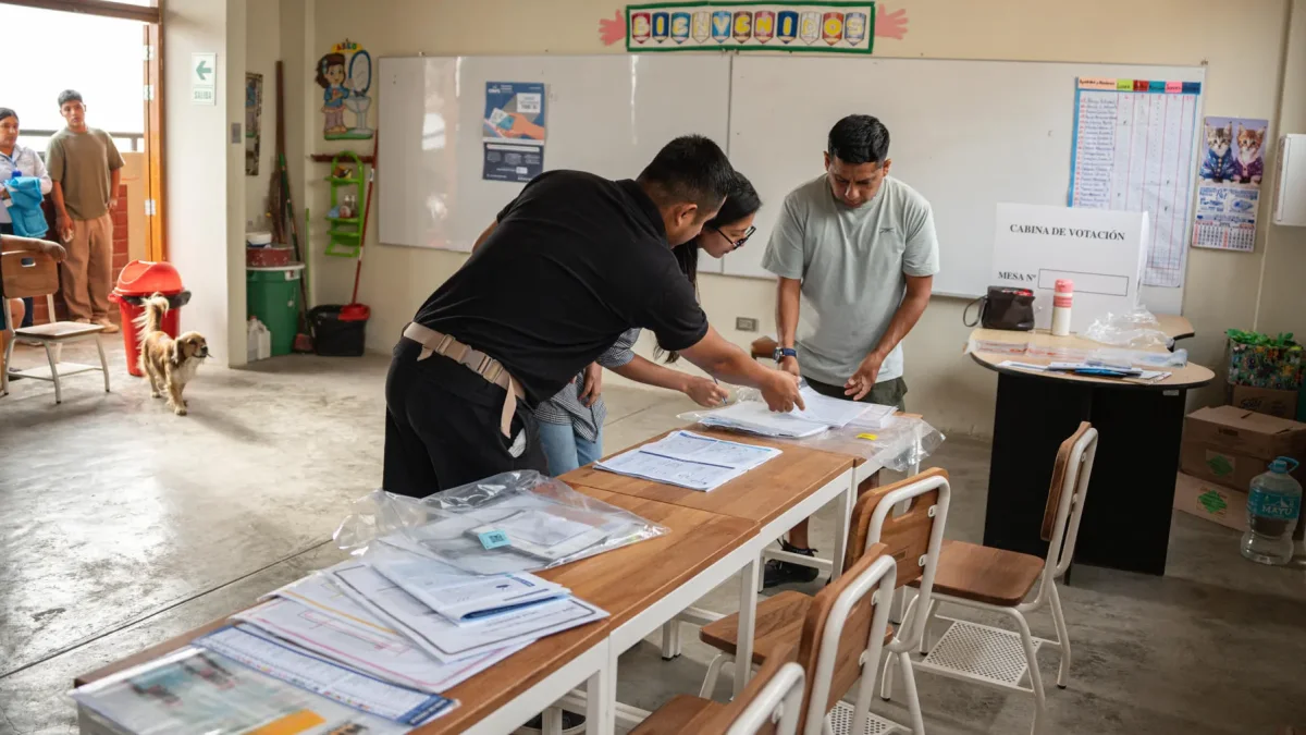 Personas en mesa de votaciones en el distrito de Lurín (Perú).