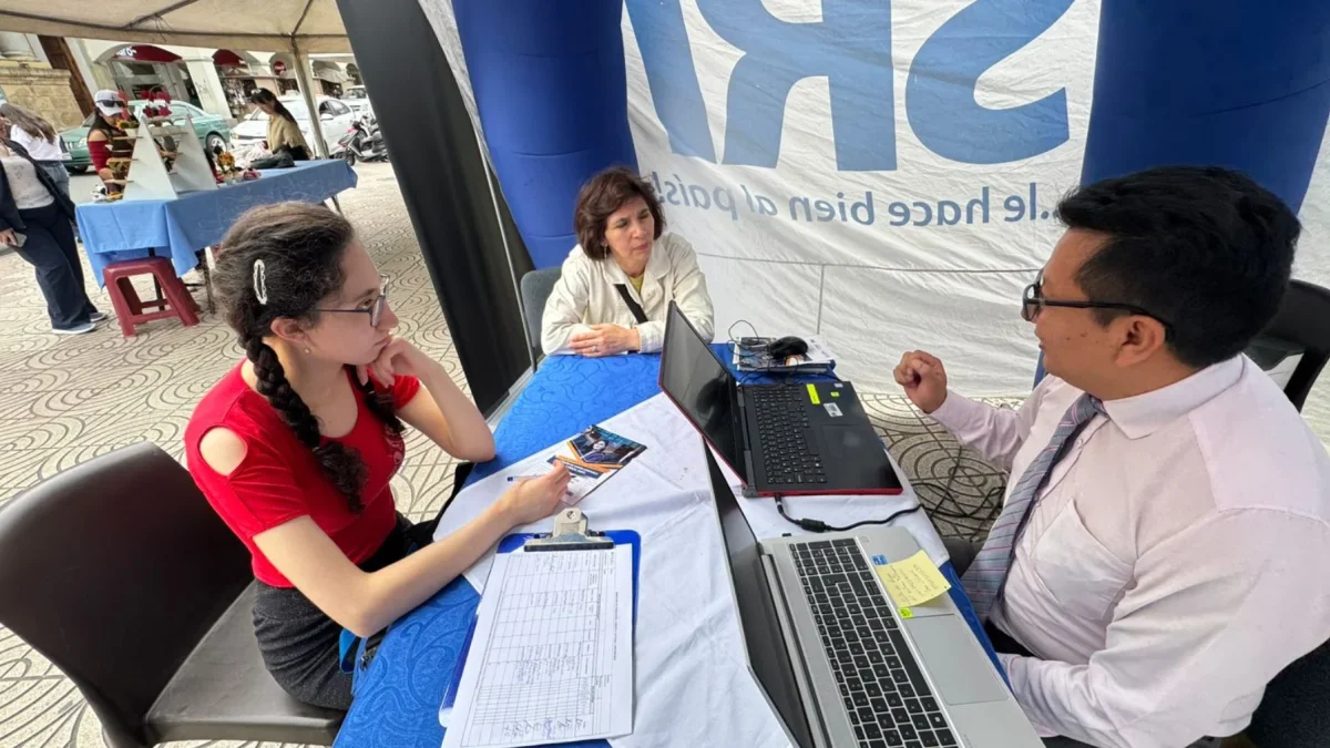 Contribuyentes reciben asesoramiento de técnicos del SRI.