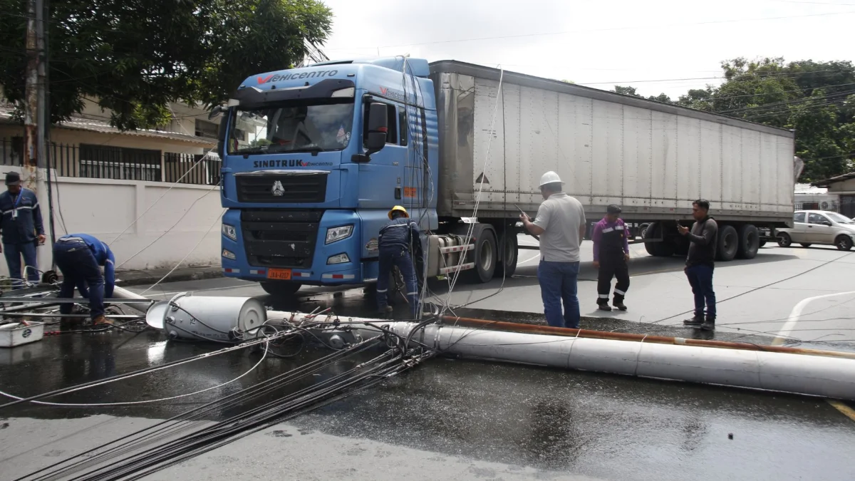 El vehículo pesado se enredó en los cables lo que provocó que el poste se desprendiera de la acera y se cayera en la calzada.