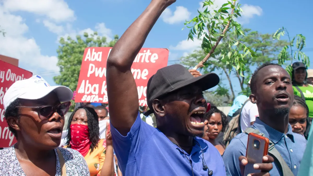 Trabajadores de fábricas textiles participan en una manifestación para exigir un aumento del salario mínimo en Puerto Príncipe (Haití).
