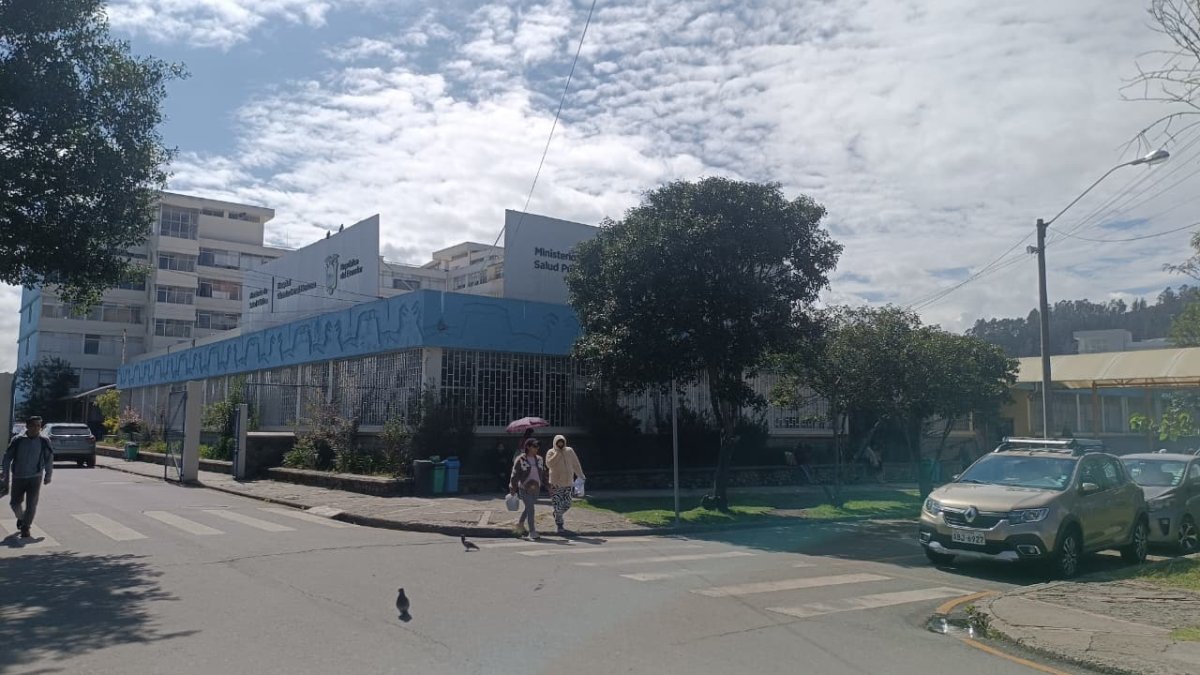 Una madre de familia debió pagar por el combustible de una ambulancia para que su hijo sea trasladado desde Cuenca hacia el Hospital Baca Ortiz, en Quito.