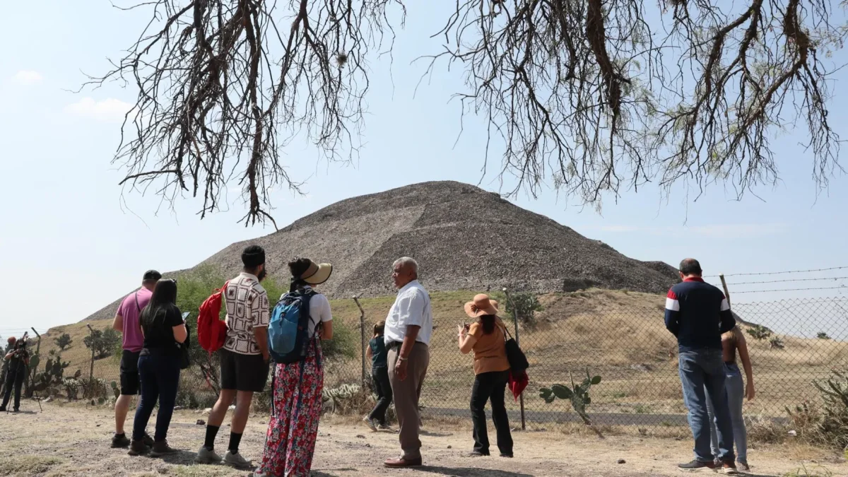 Personas observan la zona arqueológica de Teotihuacán este martes, 21 de abril de 2026, en San Juan Teotihuacán (México).