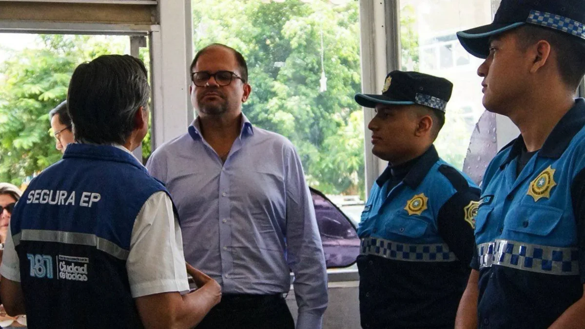 John Reimberg anunció que 38 camionetas operarán en Guayaquil para reforzar seguridad policial.