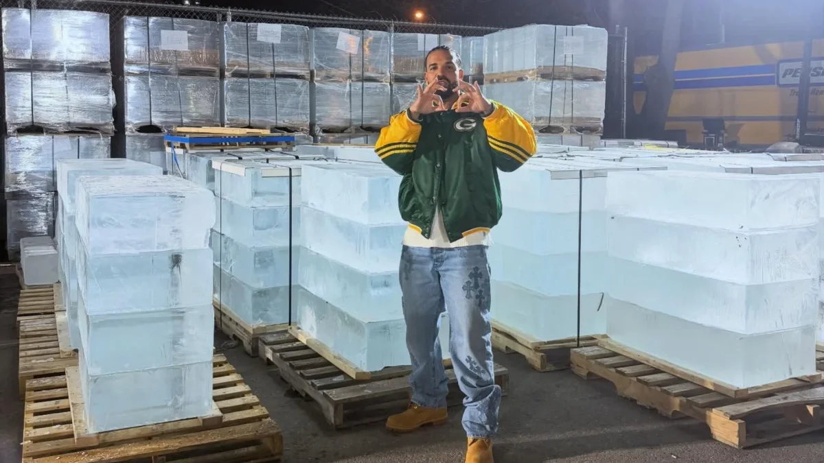 Drake en Toronto junto a la estructura de hielo gigante.