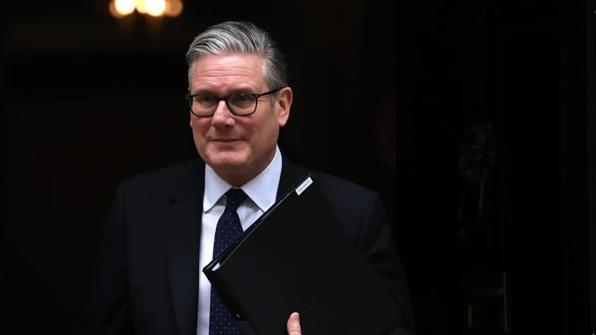El primer ministro británico, Keir Starmer, sale de su residencia en el número 10 de Downing Street en Londres, Gran Bretaña, el 20 de abril de 2026.