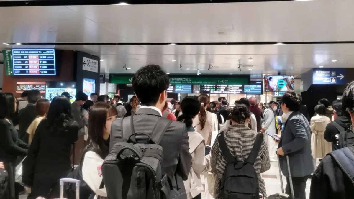 Gente a la espera en la estación de Sendai, noreste de Japón.