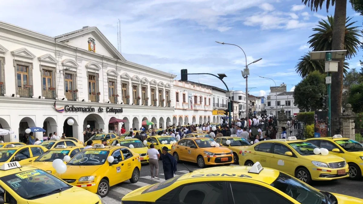 La marcha recorrió las principales calles de Latacunga y se concentraron en la Gobernación