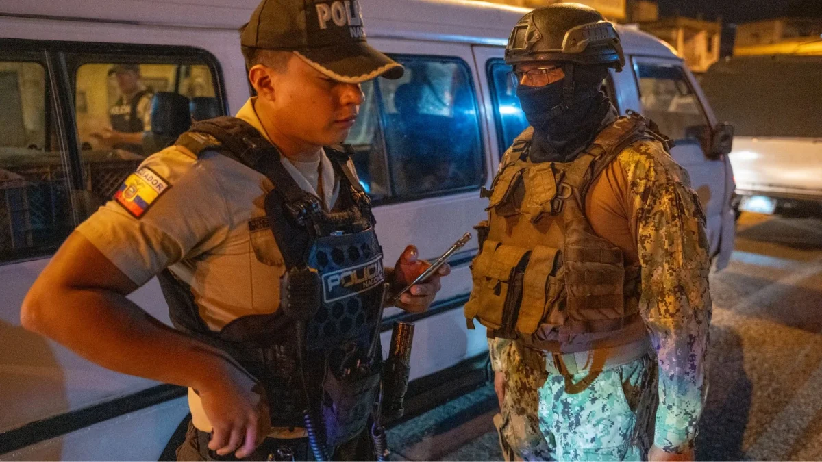 Toque de queda reduce homicidios nocturnos en Ecuador, pero crimen se desplaza a otros horarios y zonas.