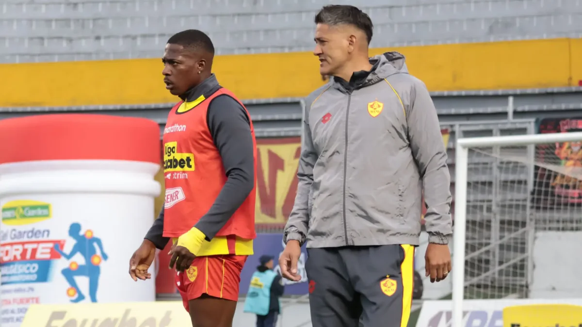 Norberto Araujo (d) va implementado su idea de juego en Aucas, que se ha reflejado en los cuatro partidos consecutivos con victorias.