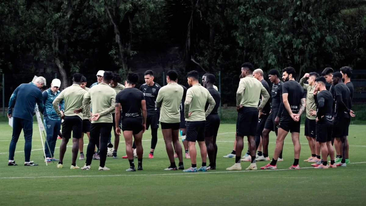 El entrenador Tiago Nunes (i) dejó listo el equipo para el Superclásico capitalino.