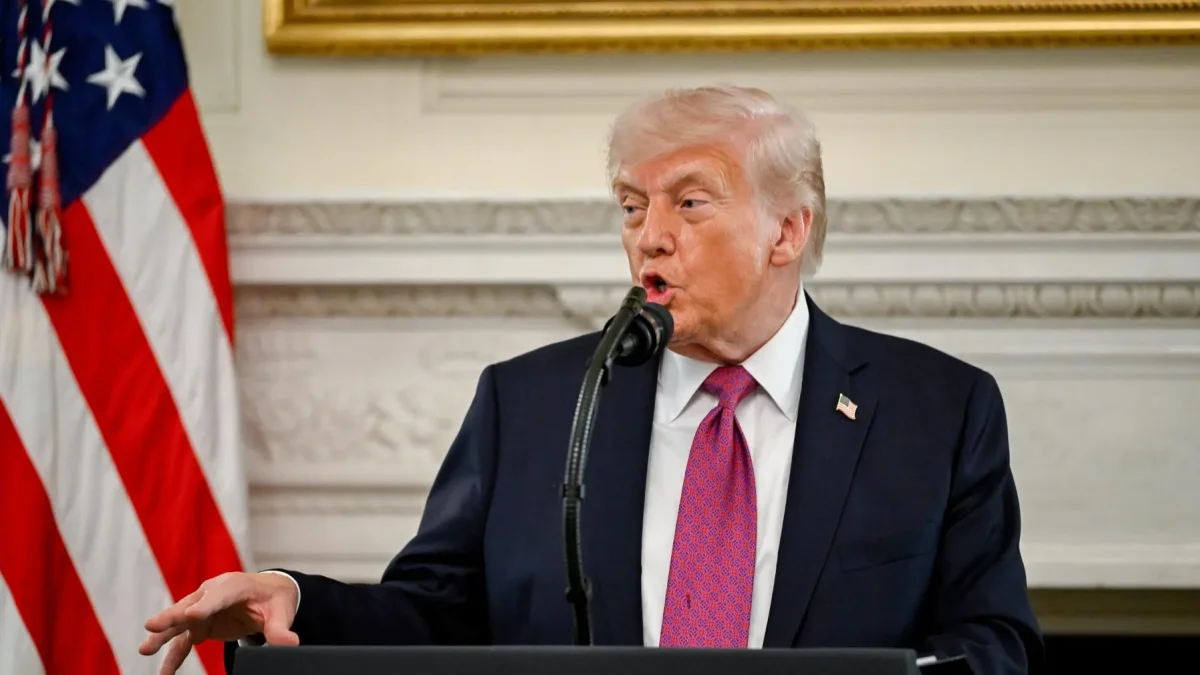 El presidente de Estados Unidos, Donald Trump, pronuncia un discurso en el Comedor de Estado de la Casa Blanca en Washington, DC, EE. UU., el 21 de abril de 2026.