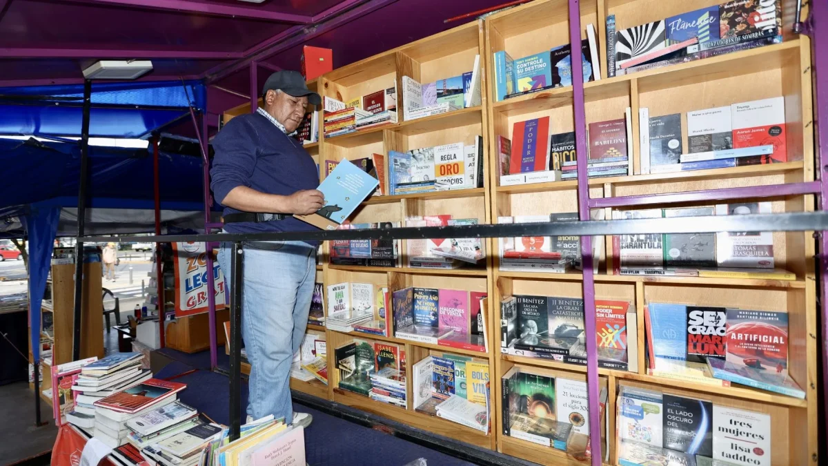 Regalar un libro implica compartir pensamientos, historias y conocimiento.