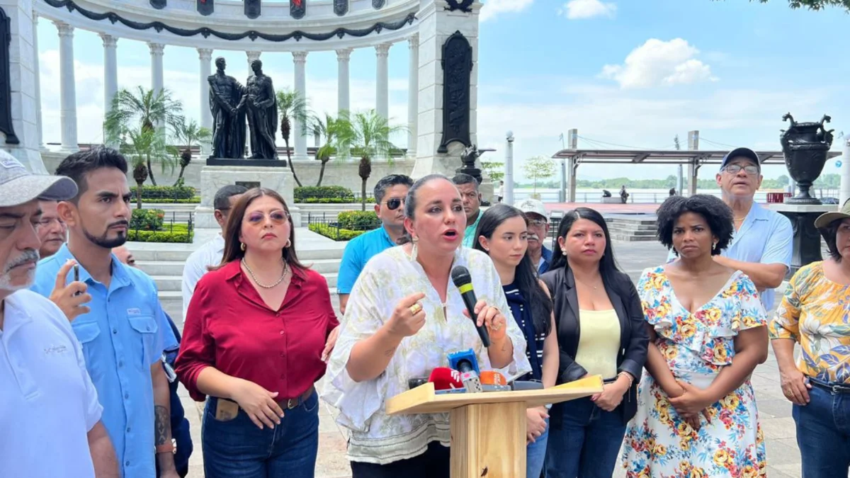 Gabriela Rivadeneira, presidenta de la Revolución Ciudadana, dio una rueda de prensa en el Malecón 2000.