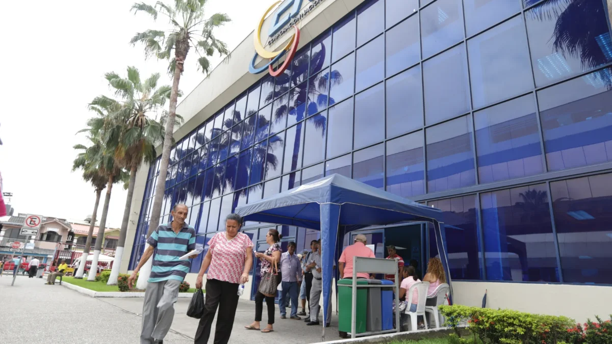 Personas reclaman por un alza en las planillas de luz.