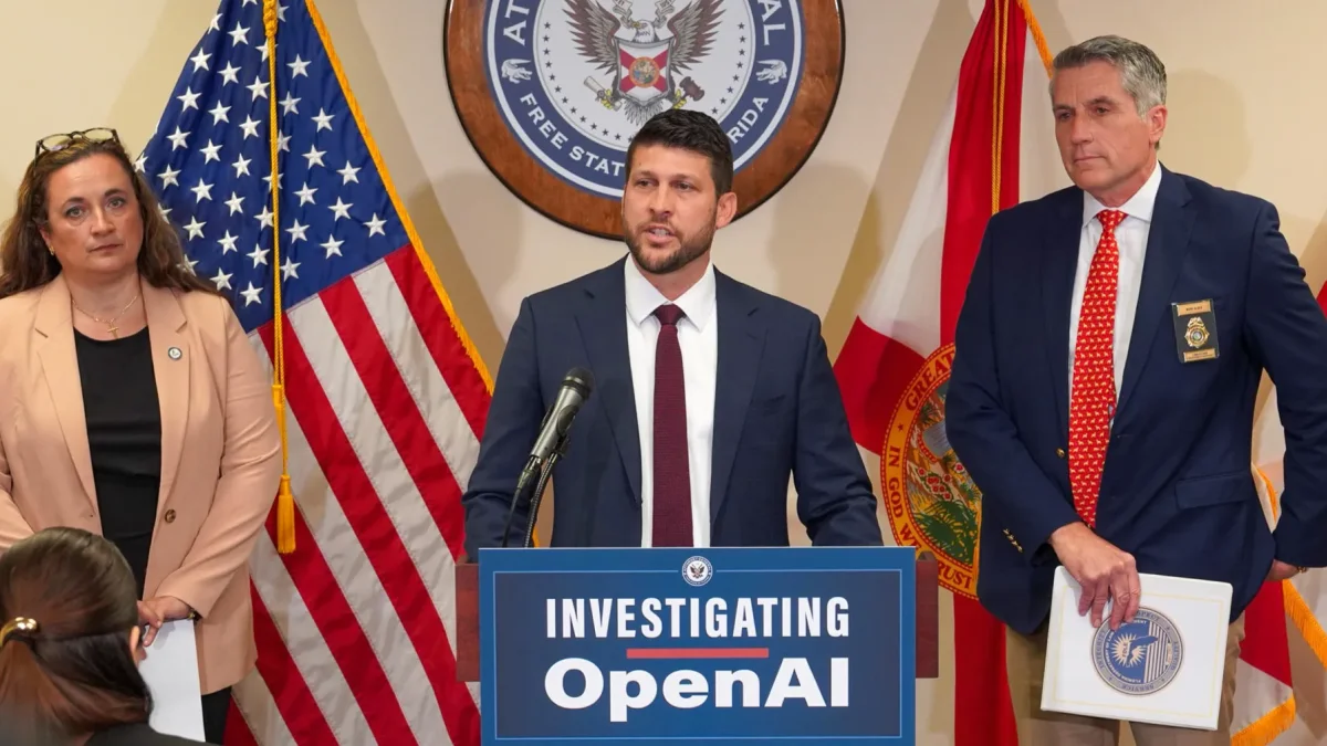 James Uthmeier (c) hablando durante una rueda de prensa sobre la investigación de Open AI este martes, en Tallahassee (Estados Unidos).