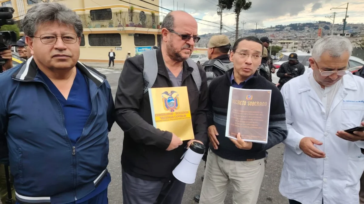 Personal de salud junto a la Federación Médica realizaron una manifestación en el Hospital Pablo Arturo Suárez, en Quito, para exigir soluciones a la crisis de salud.