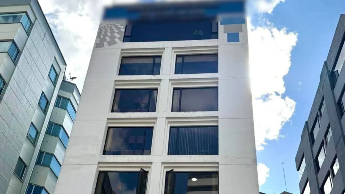 Fiscalía realiza allanamientos en Quito por presunto soborno en compra de uniformes policiales.