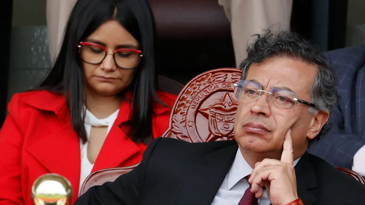 La jefa administrativa de Presidencia, Angie Rodríguez (atrás), y el presidente de Colombia, Gustavo Petro, en Colomvbia.