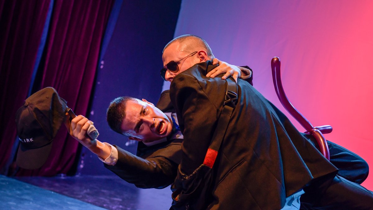 Pedro y Pablo no funcionan como personajes tradicionales. Son una condensación de aquello que el sistema produce y luego margina.