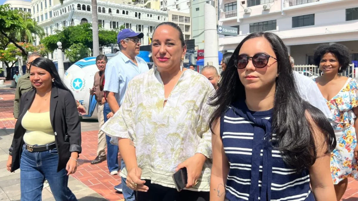 Blanca López (derecha) acompañó a Gabriela Rivadeneira en el pronunciamiento tras la elección del nuevo viceprefecto del Guayas.