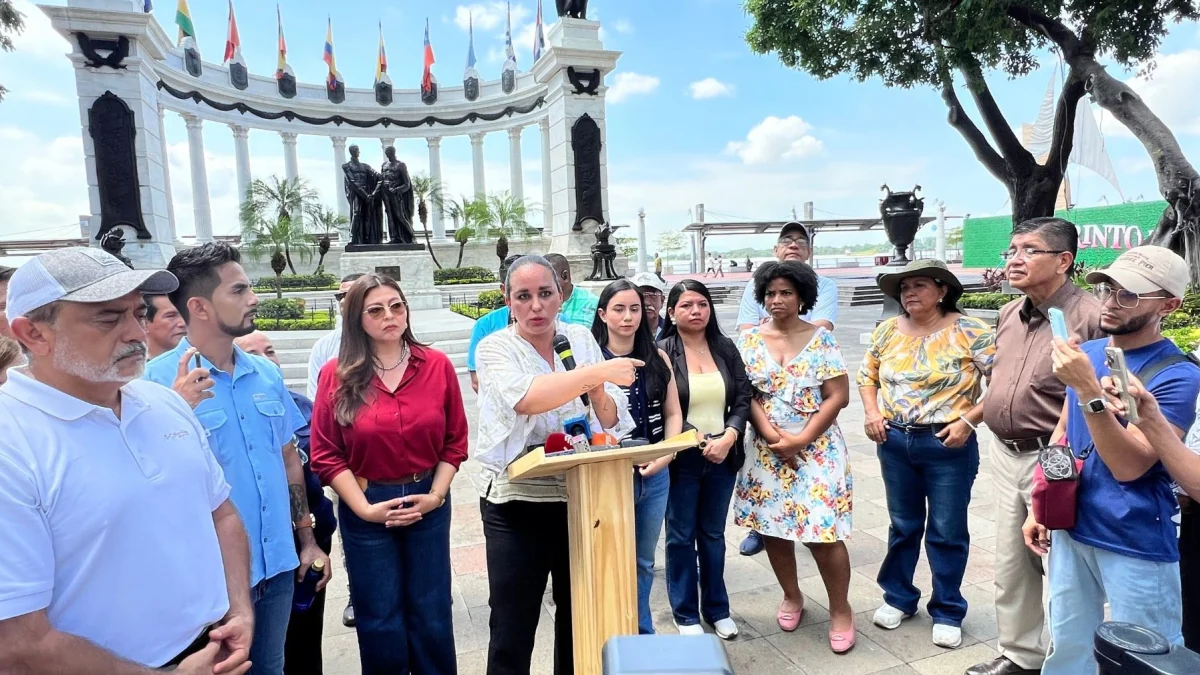 Gabriela Rivadeneira, presidenta de la RC, dio una rueda de prensa en el Malecón 2000, en el centro de Guayaquil.