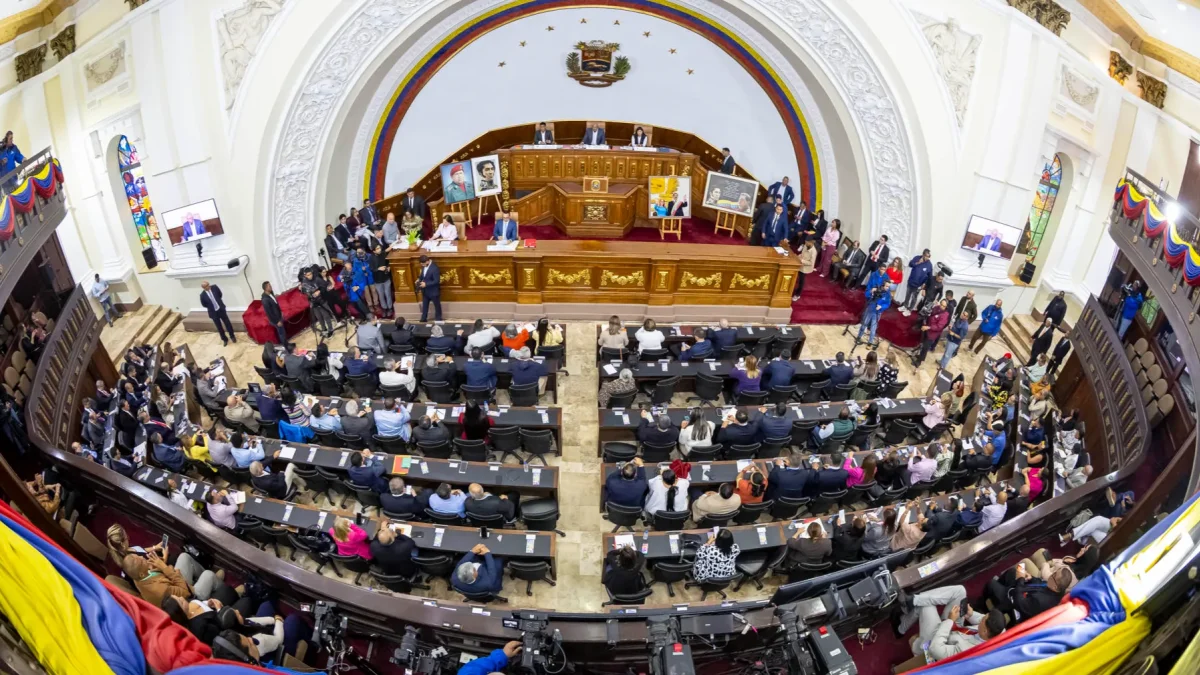 Parlamentarios asisten a una sesión este martes, 21 de abril de 2026, en Caracas (Venezuela).