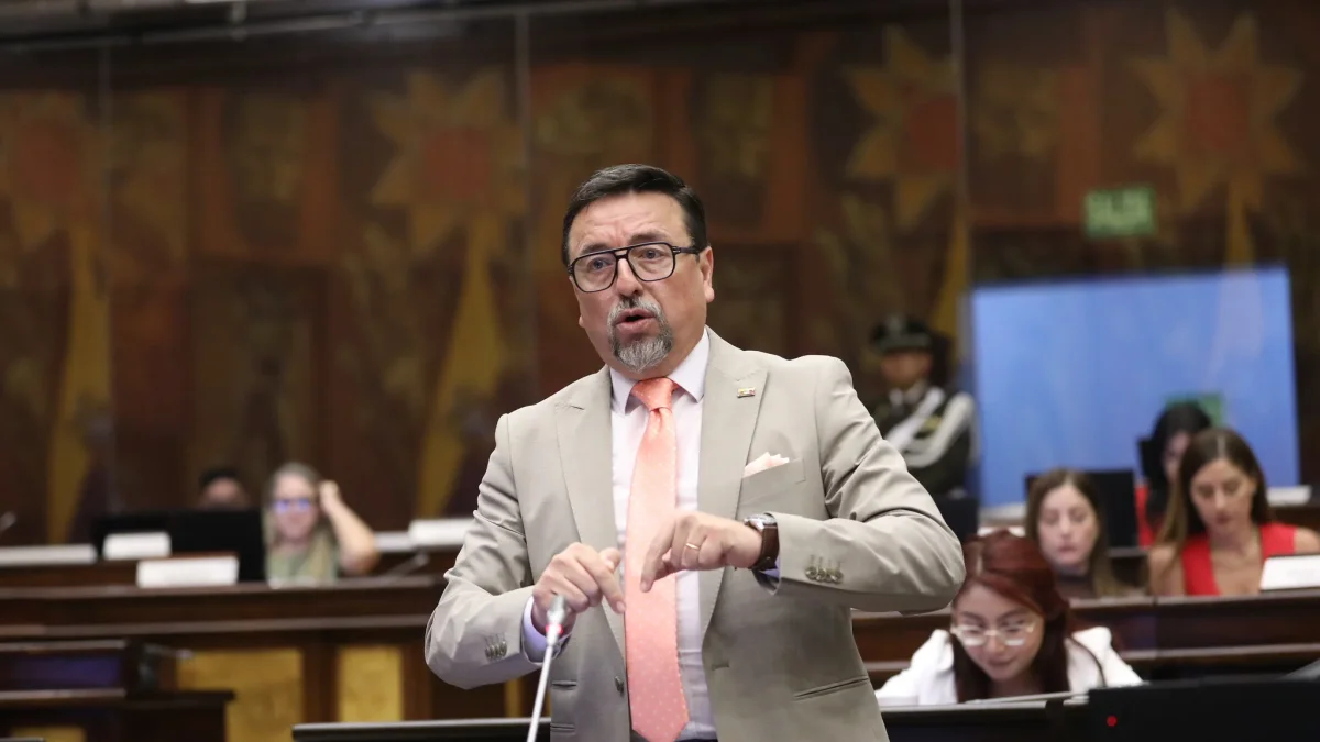 El asambleísta de ADN, Xavier Ordóñez, propuso cambiar el orden del día para debatir y rechazar la paralización del Metro.