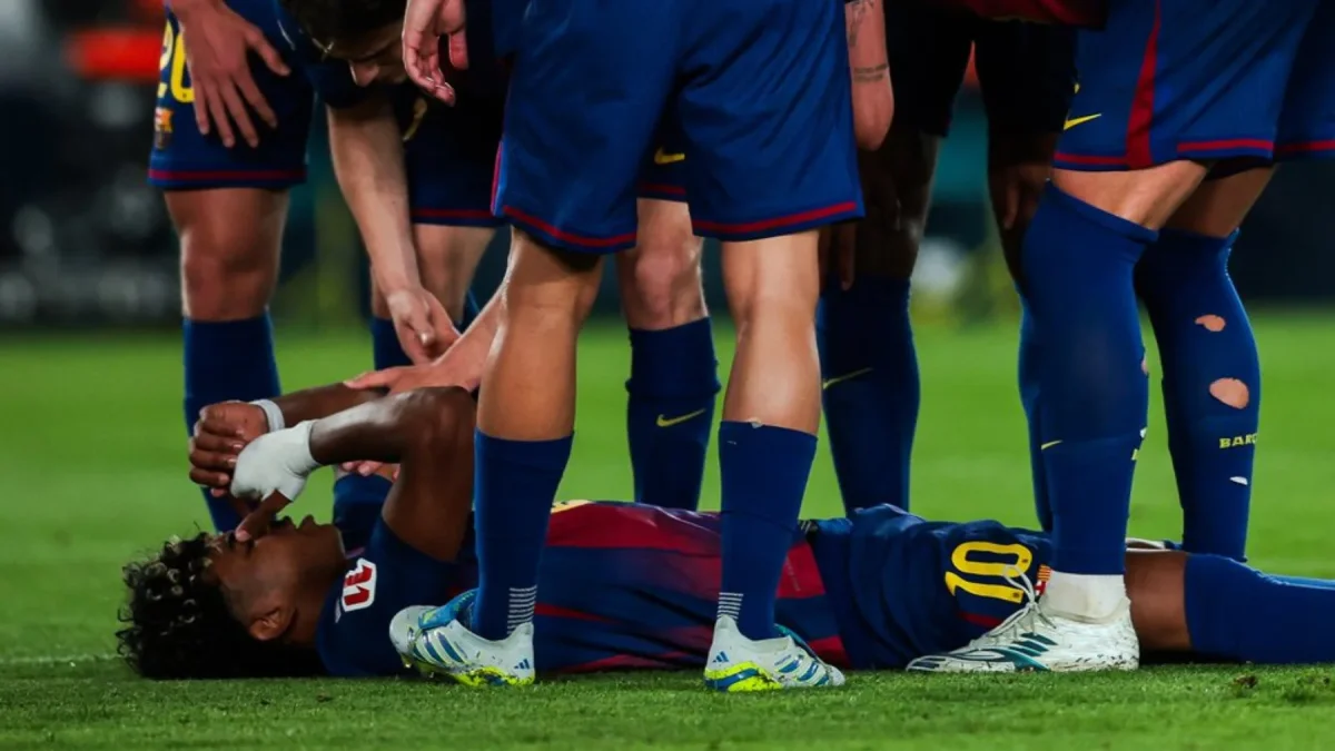 Lamine Yamal se lamenta en el césped tras marcar de penal con el FC Barcelona, antes de salir lesionado ante el Celta de Vigo en LaLiga.