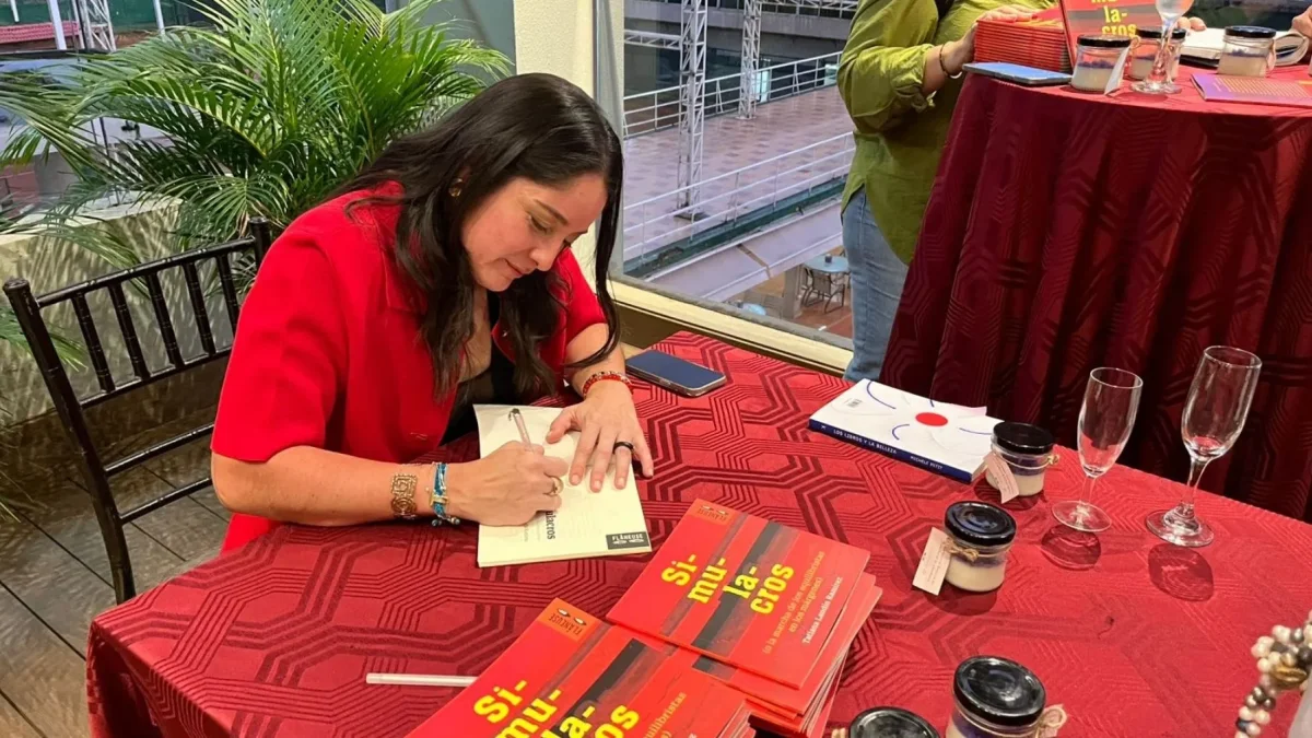 Simulacros se posiciona como un poemario que dialoga con las tensiones contemporáneas, abordando la vulnerabilidad como un espacio de reflexión y resistencia.