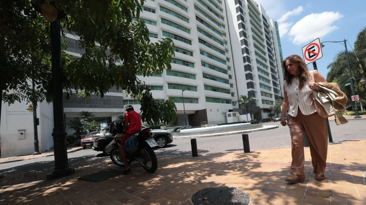 Cotidianidad. Los visitantes y residentes circulan por la zona de Puerto Santa Ana con cautela. Denuncian que hay irregularidades en todos lados.
