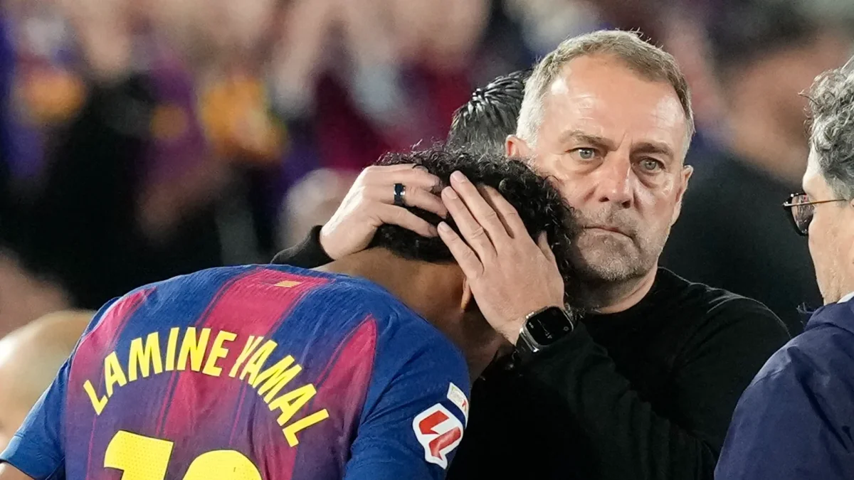 El delantero del FC Barcelona Lamine Yamal (i) junto a su entrenador Hans-Dieter Flick tras lesionarse, durante el partido de la jornada 33 de LaLiga que FC Barcelona y Celta de Vigo disputan hoy miércoles en el Camp Nou.