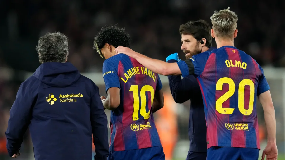 El delantero del FC Barcelona Lamine Yamal (2i) se retira lesionado durante el partido de la jornada 33 de LaLiga que FC Barcelona y Celta de Vigo.