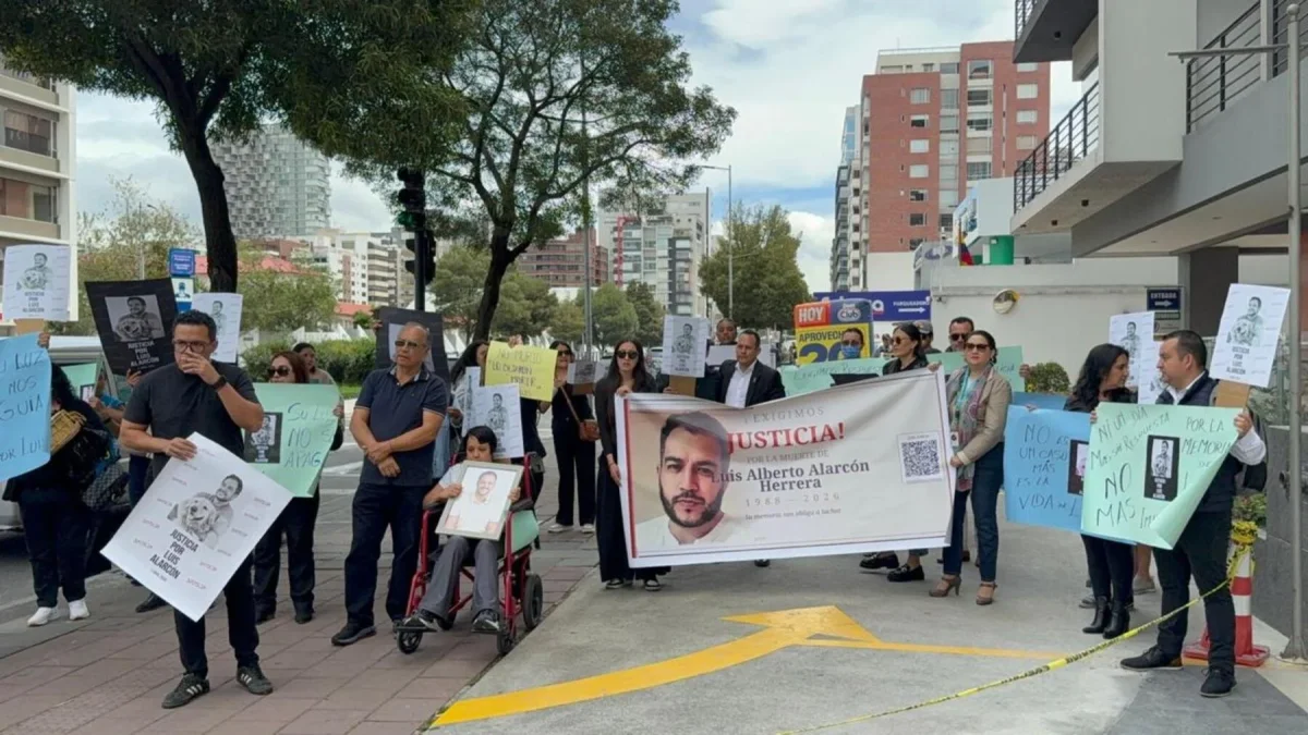 Familiares de Luis Alarcón han realizado varis plantones en Quito para exigir justicia por le caso.