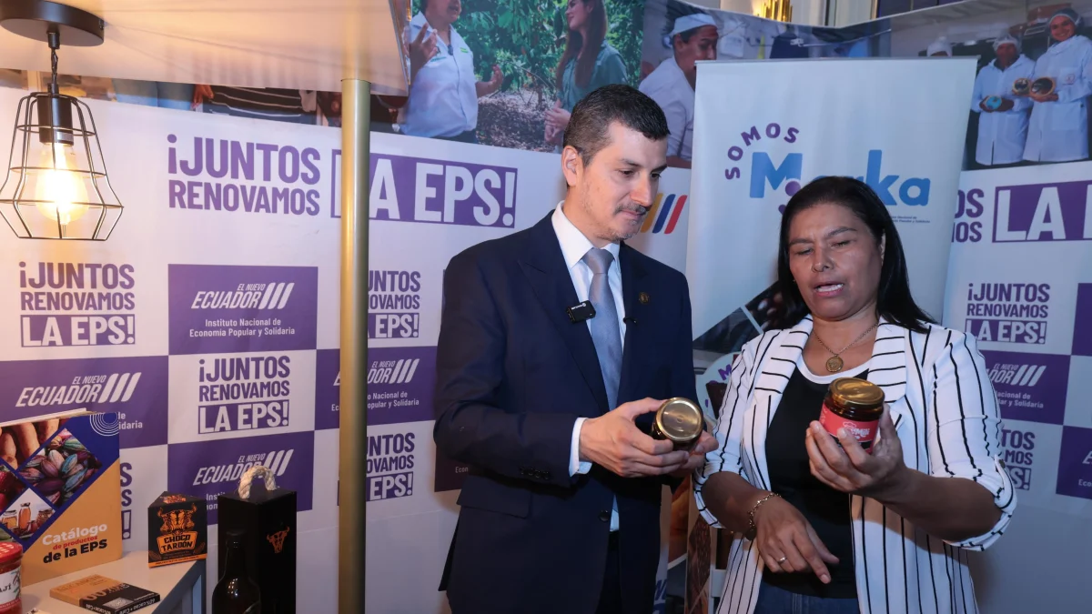 Miguel González, presidente de la Cámara de Comercio de Guayaquil, junto a la emprendedora Milagro Jiménez.