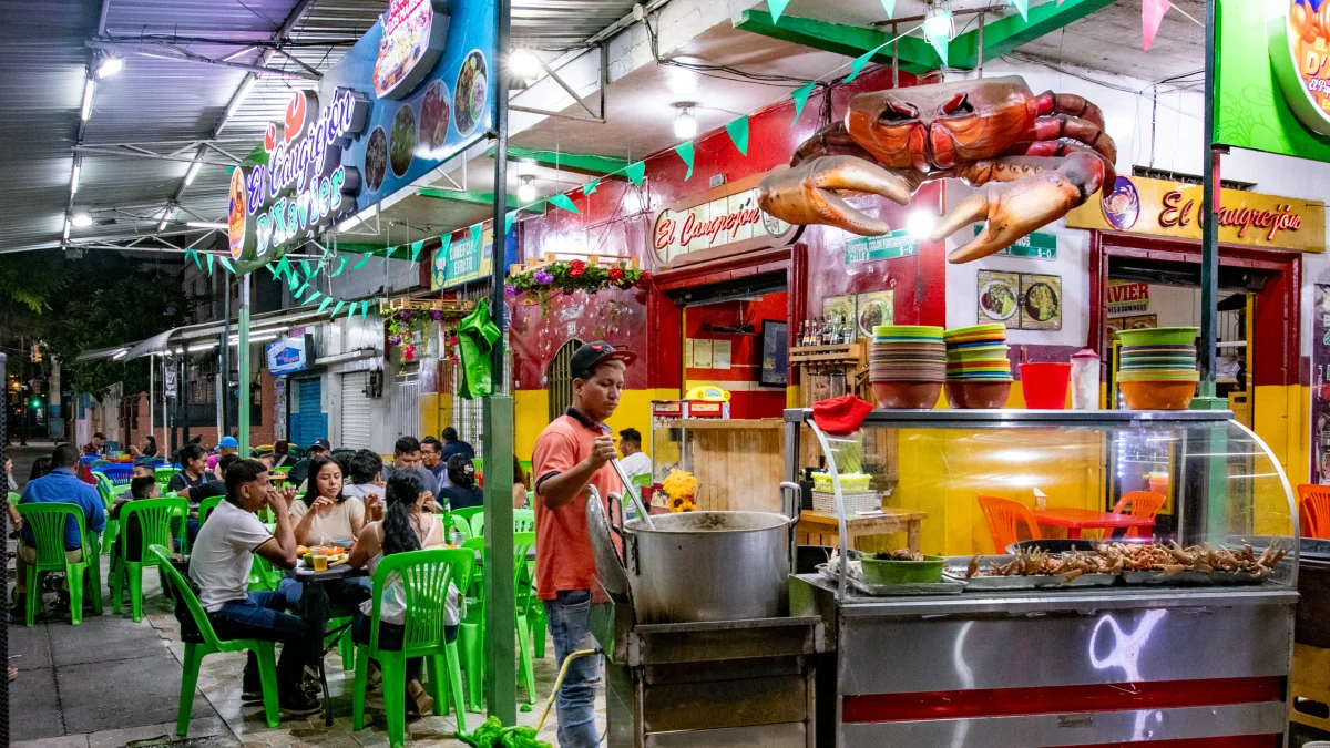 La venta de cangrejos en Guayaquil se realiza más a partir de las 22:00. El toque de queda los afecta mucho.