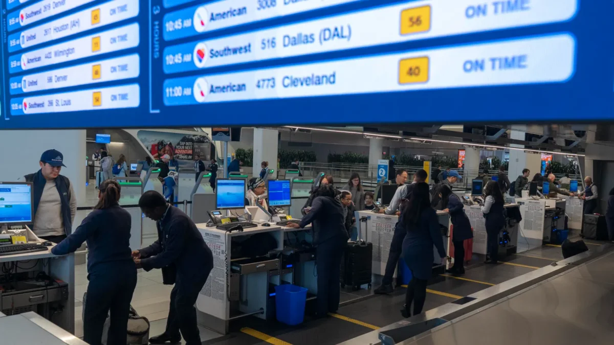 Imagen de archivo del estado de los vuelos en una pantalla del aeropuerto de La Guardia en Nueva York (EE.UU.).