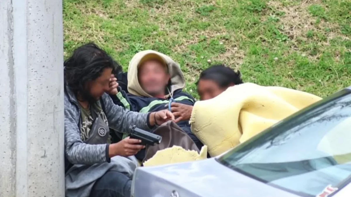 Frente a la iglesia de El Belén, en el parque La Alameda, en Quito, tres hombres se cubren con una esponja; beben, después de las 10:00 del lunes. Tienen una tijera y la empuñadura de una pistola