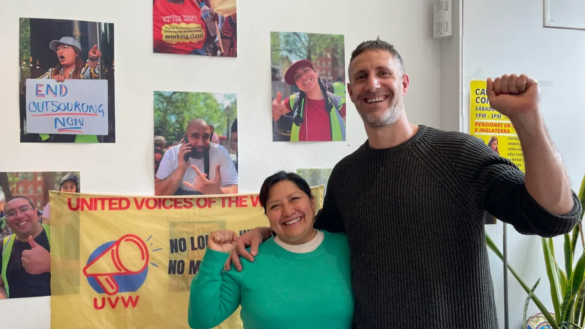 Petros Elia, secretario general de UVW, y Susana Benavides. Un pequeño sindicato fundado por limpiadores latinoamericanos en el Reino Unido.