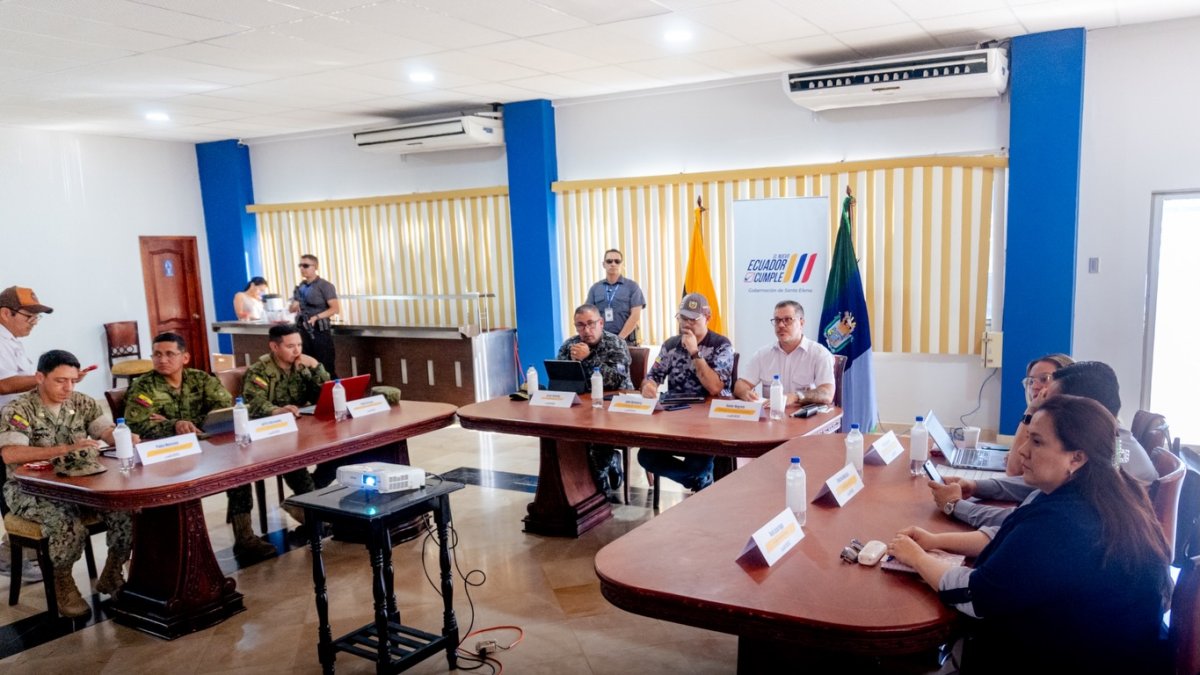 El Ministro del Interior, John Reimberg, coordinó acciones con autoridades de Santa Elena para la medida del toque de queda