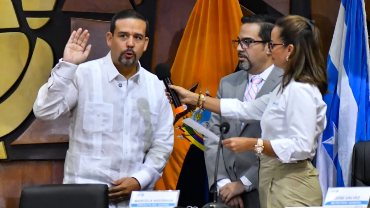 La prefecta Marcela Aguiñaga tomó juramento a Carlos Encalada, como viceprefecto de Guayas, tras la renuncia de Carlos Serrano.