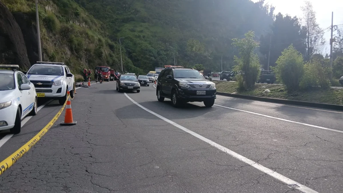 Un motociclista se impactó contra un vehículo. El conductor falleció.