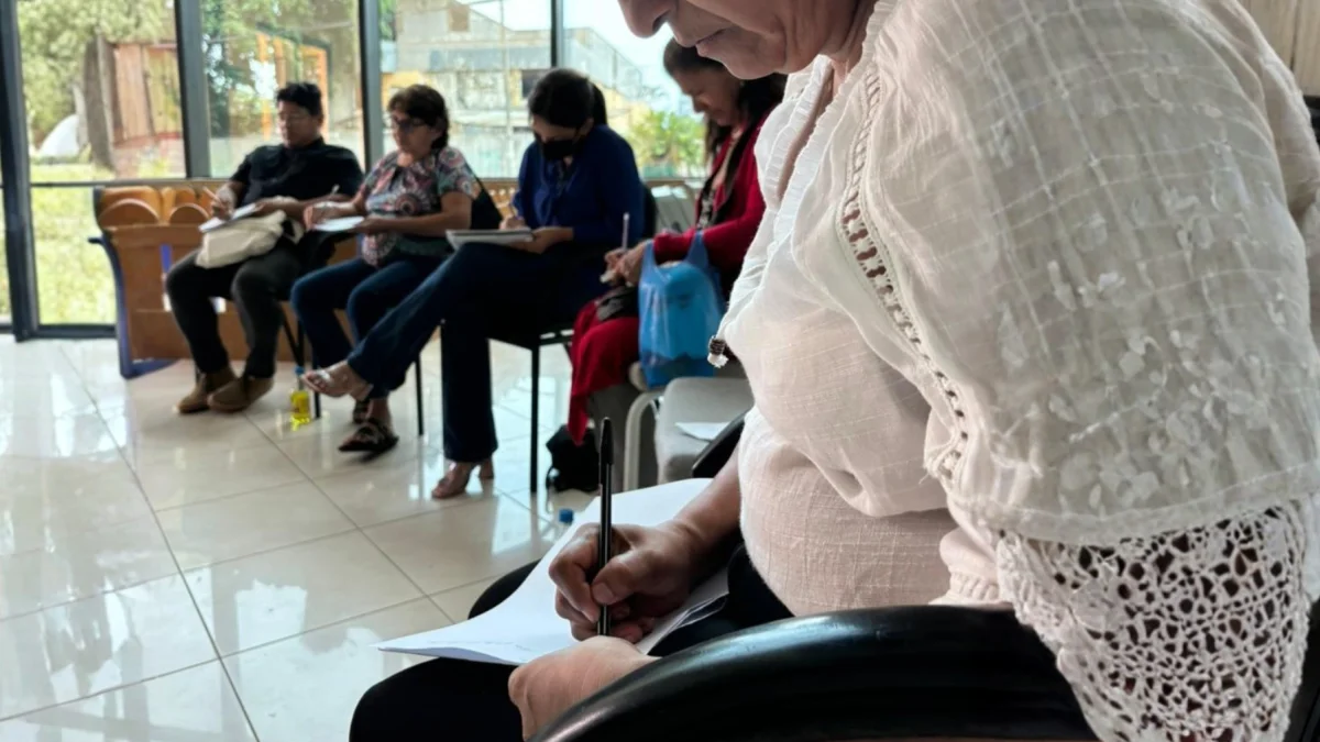 La palabra puede ser una herramienta de cambio. En este video te contamos la historia de “Entre textualidades y resistencias”, un proyecto creado por Sarah Salazar que busca devolver poder a las mujeres a través de la escritura, la lectura y el diálogo.

A través de encuentros en comunidades y universidades, este espacio reúne a mujeres diversas —afro, trans y de distintos territorios— para compartir sus historias, sanar desde la palabra y construir redes frente a las violencias.