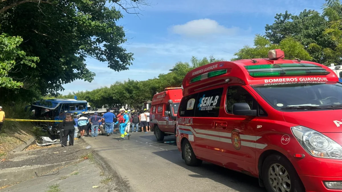 Choque entre bus y tanquero deja tres fallecidos en vía a la costa.