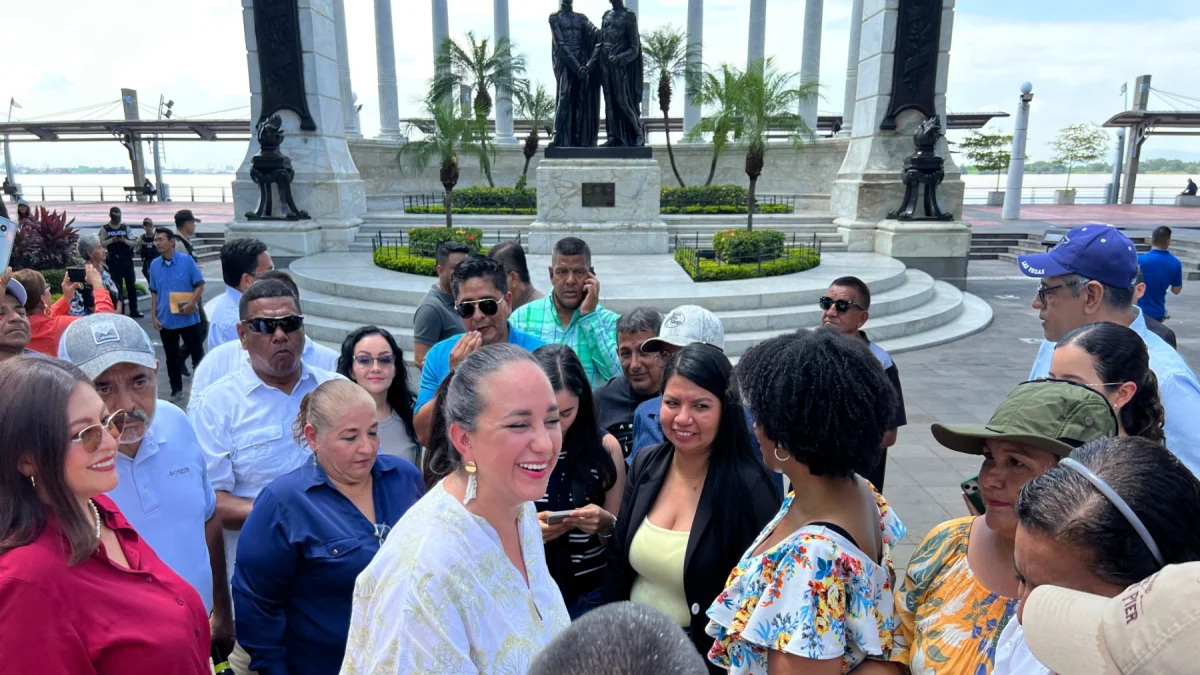 Rivadeneira en la rueda de prensa ofrecida en el Malecón 2000.