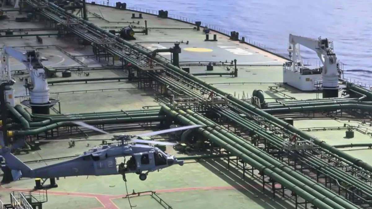 Imagen distribuida este jueves por el Departamento de Guerra de Estados Unidos, fuerzas de EE. UU. llevaron a cabo una interdicción marítima.